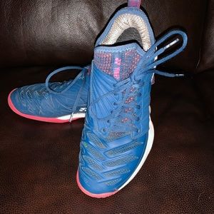Yonex Tennis Shoes Ladies size 9